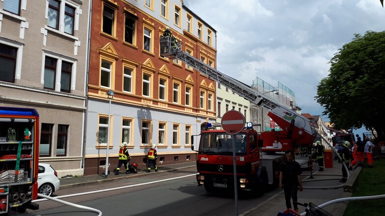 Mit der Drehleiter rückte die Feuerwehr Riesa an, um am Donnerstagsnachmittag einen Wohnungsbrand auf der Goethestraße zu löschen.
