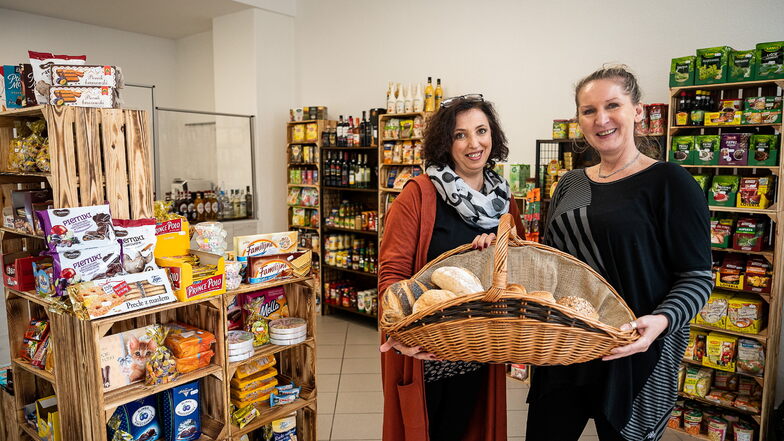 Aleksandra Shipp (links) und Beata Wieschollek bieten in ihrem neuen Geschäft „Alinka“ auf der Elisabethstraße in Görlitz Waren aus ihrer polnischen Heimat an.