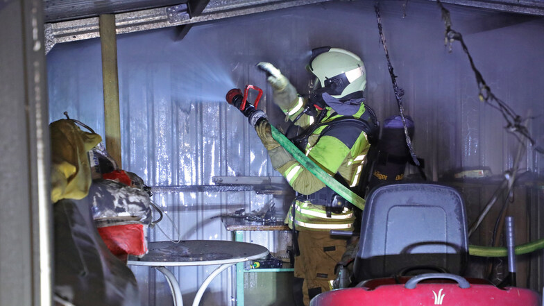 Feuerwehrleute haben einen Brand in einem Dresdner Schuppen unter Kontrolle bekommen.