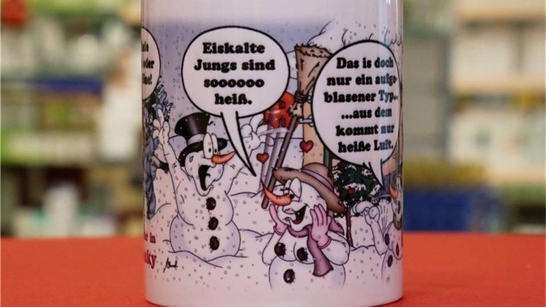 2013: Eine Schneefrau schwärmt auf der siebenten Tasse für einen heißen Schneemann.
