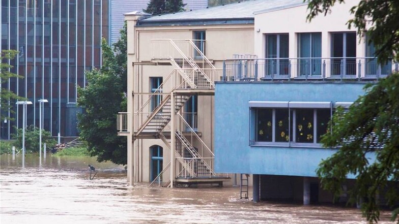 Das gesamte Hochschulareal in Görlitz stand unter Wasser. Auch viele Betriebe waren direkt von der Flut betroffen. Die Hochschule erhielt eine hohe Flutmauer, die schützt jetzt auch die private Neißegrundschule. Die Schäden sind alle behoben.