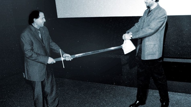 Filmreif: Mit einem Schwerthieb zerteilte Bürgermeister Müller (li.) nach vier Jahren das Schild, das 1996 die Schließung verkündet hatte. Gehalten wird es vom damaligen Betreiber Torsten Siegert.