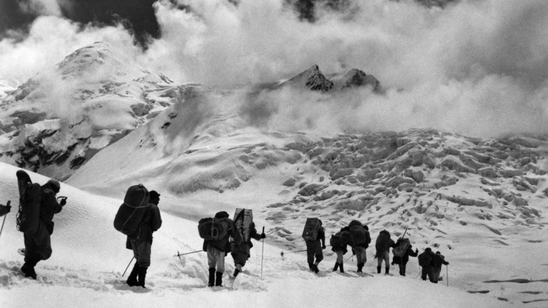 Das Expeditionsteam des Innsbruckers Hermann Buhl vor dessen Alleingang auf den Nanga Parbat 1953. Buhl erreichte als erster Mensch den Gipfel.