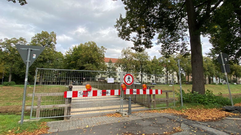 Die Fußgängerbrücke über die Mandau in Zittau bleibt weiterhin gesperrt. Der Bauzaun bleibt bis auf Weiteres stehen.