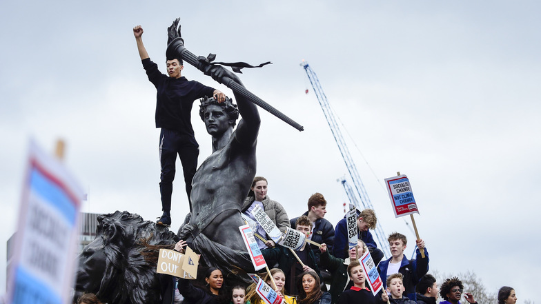 Aufstand der Enkelgeneration: Weltweit demonstrieren Schüler für Klimaschutz, wie hier am Victoria-Memorial vor dem Buckingham Palace in London.