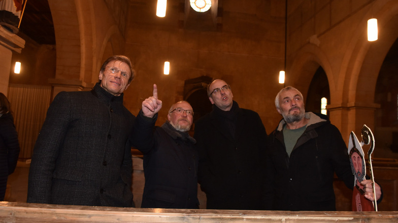 Axel Ruhsam, Restaurator Eric Stenzel, Sebastian Schurig und Holger Menzer (v.l.) spüren dem Geheimnis der Nikolaikirche in Dipps nach.