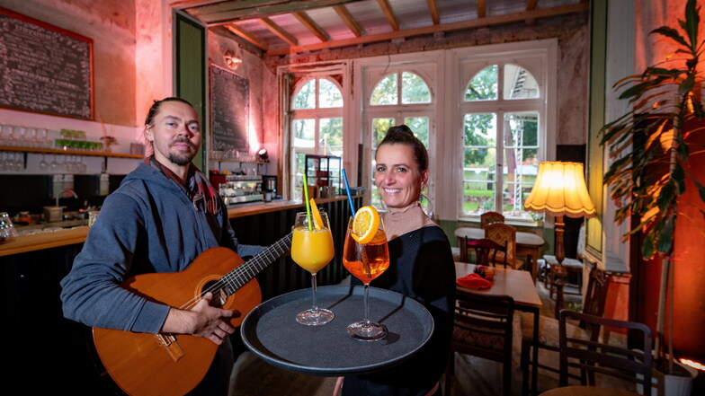 Christoph Schönbeck und Kathryn Döhner beim Servieren von Getränken in der neu eröffneten Bar im Kulturbahnhof.