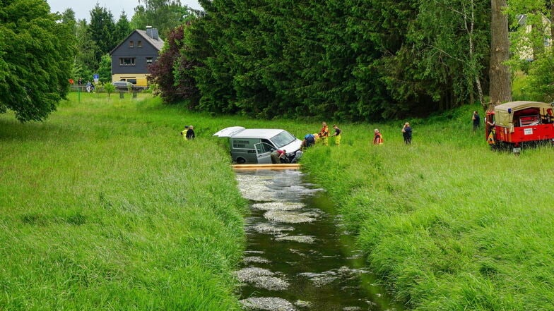 Im Juni 2023 endete die Verfolgungsfahrt eines Transporters mit 17 Geflüchteten an Bord in Taubenheim in der Spree. Jetzt steht der mutmaßliche Fahrer vor Gericht.