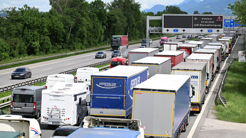 Vor allem auf Transit-Strecken in Österreich, der Schweiz oder in Tschechien kann es immer wieder zu langen Autoschlangen auf den Autobahnen kommen.