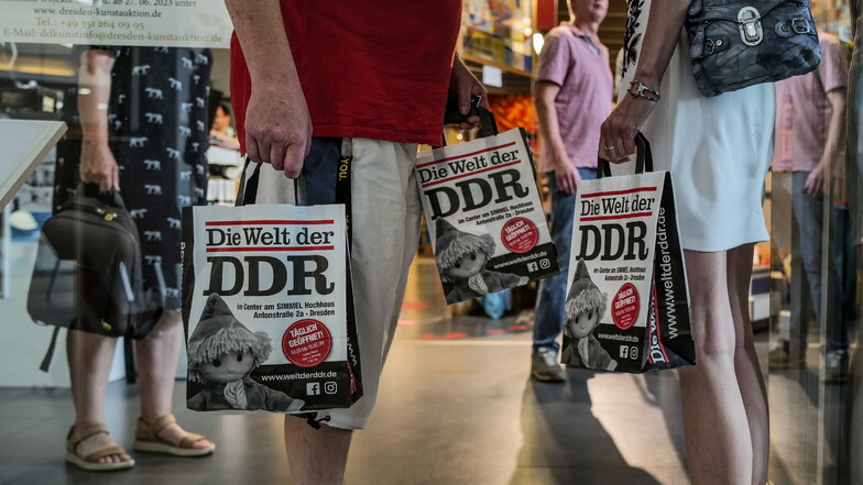 Viele trauern um die Schau "Die Welt der DDR", die es in Dresden künftig nicht mehr geben wird. Bei der Auktion sollen alle Exponate möglichst restlos ausverkauft werden.