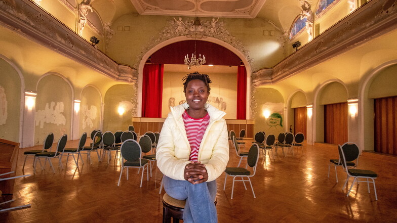 Amutuhaire Joseline vom interkulturellen Verein Orutindo sitzt im Ballsaal des Lindenhofes. Der Verein als Pächter des Hauses plant ab Ende Mai mehrere Veranstaltungen.