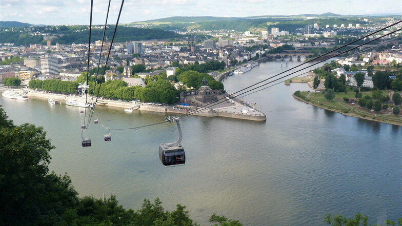 Wo sich Rhein (vorn) und Mosel treffen: das Deutsche Eck in Koblenz.