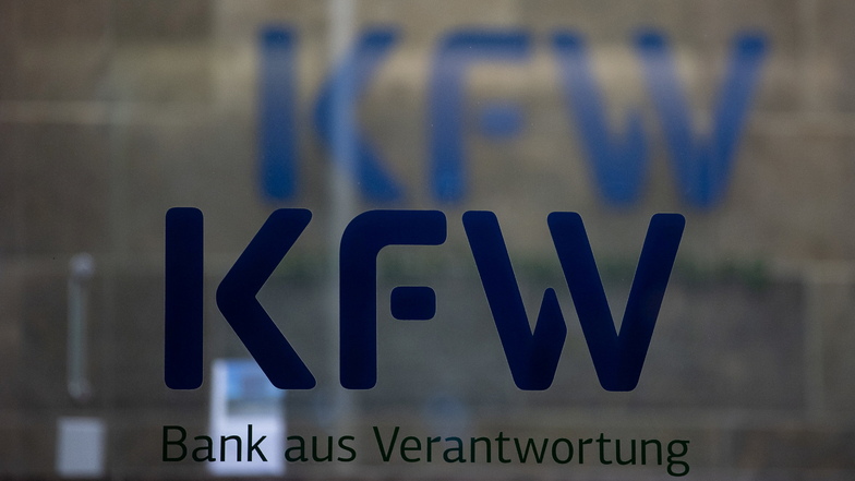 Die staatliche Förderbank KfW hat im Rahmen der Soforthilfe für Gas- und Fernwärmekunden bereits einen Großteil des bislang beantragten Geldes an Energieunternehmen ausgezahlt.