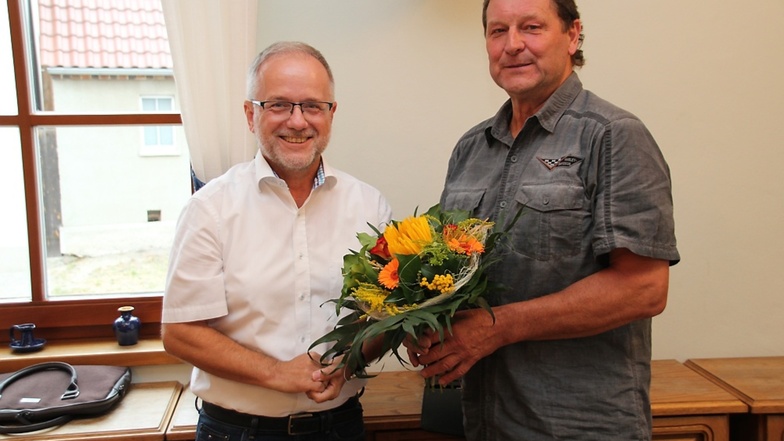 Oberbürgermeister Stefan Skora gratuliert Lothar Kujasch zur erneuten Wahl als Ortsvorsteher von Bröthen/Michalken.