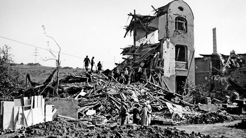 Von dem Gebäude auf der Coschützer Straße 83 blieb nach einem Bombentreffer nur noch ein Teil der Fassade stehen.