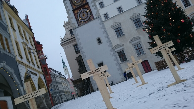 Holzkreuze auf dem Untermarkt: Wer steckt hinter der Aktion? Vergleichbare Fälle gab es in Löbau, Bautzen, Hoyerswerda und Bischofswerda.