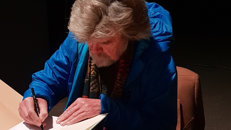 Am Sonntag trug sich Bergsteiger-Legende Reinhold Messner zum bereits zweiten Mal ins Gipfelbuch des Löbauer Berges ein.