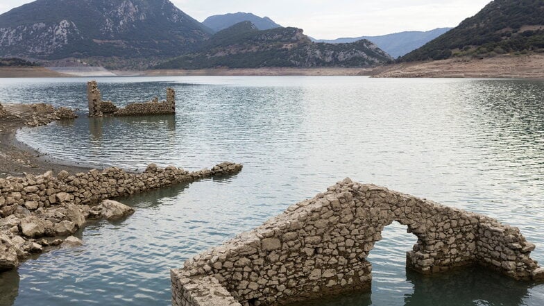 Einst untergegangene Gebäude werden im Mornos-Stausee wieder sichtbar.