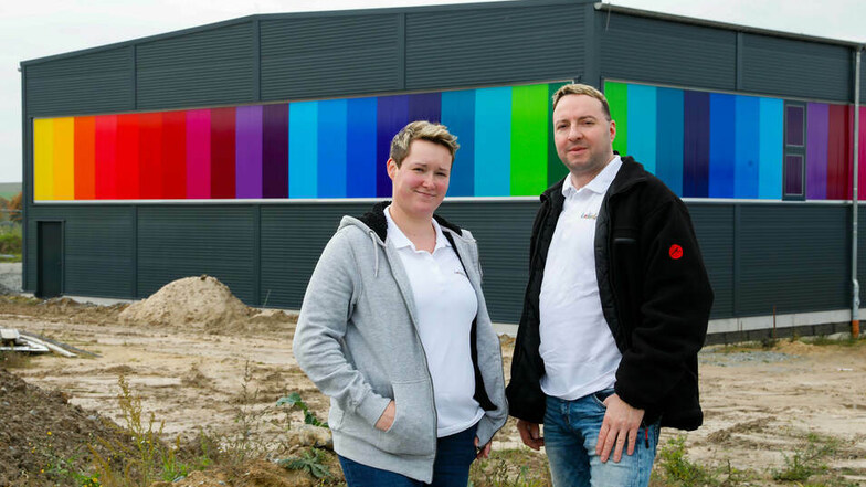 Severine und Mario Linke vom "Lackierladen" vor ihrem neu gebauten Firmensitz in Ebersbach. Im nächsten Frühjahr soll die Firma von Schönbach hierher umziehen.