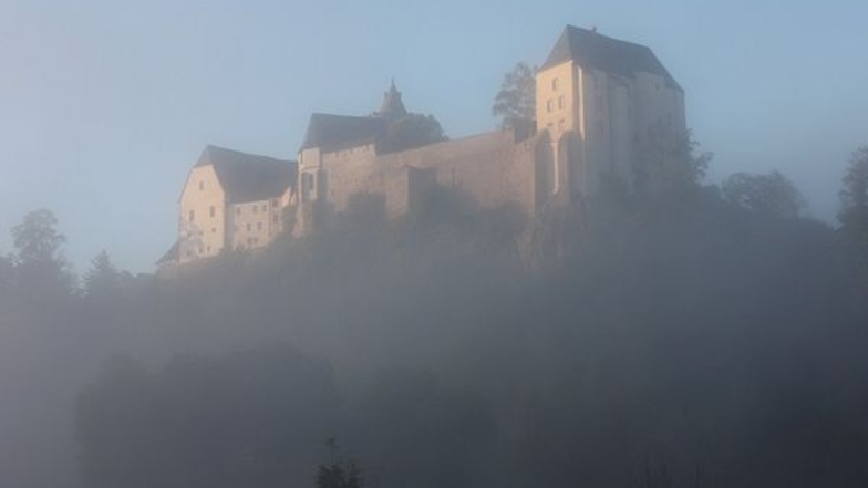 Hier steigt die Burg Mildenstein aus dem Nebel. Drinnen kann man derzeit eine tolle Ausstellung für Klein und Groß erkunden.