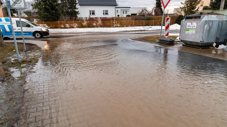 In den tieferen Lagen der Siedlungen der Gemeinde Haselbachtal bildeten sich große Wasserflächen, die teilweise den Verkehr behinderten. Die Schneeschmelze war ursächlich.