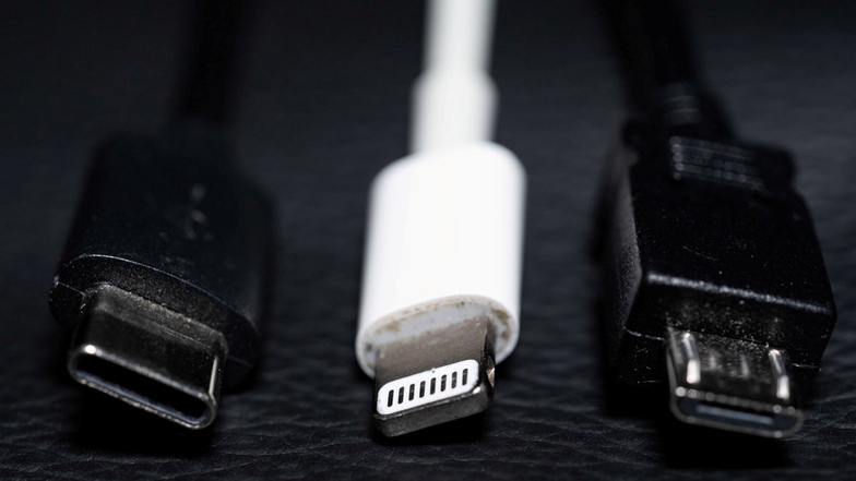 Ein USB-C (l-r), ein Apple Lightning und ein Micro-USB Kabel (l-r) liegen nebeneinander. Vermutlich wird USB-C die einheitliche Standard-Ladebuchse in Europa.