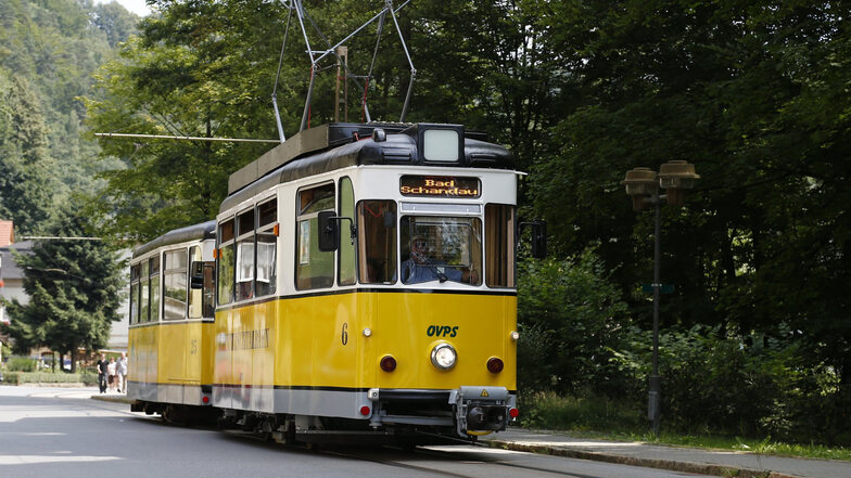 Da die Gleise der Kirnitzschtalbahn auf der Fahrstraße liegen, ist beim Überholen oder bei Gegenverkehr besondere Vorsicht nötig.