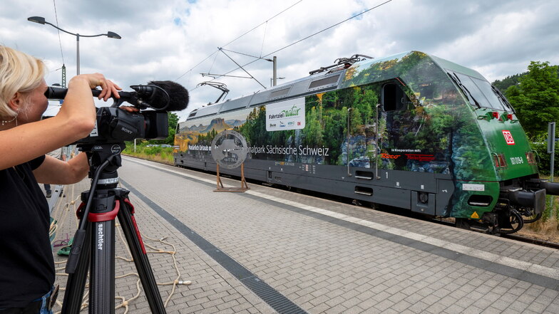 Die Nationalpark-Lok wirbt für den Urlaub per Bahn und Bus. In der Sächsischen Schweiz funktioniere das besonders gut.