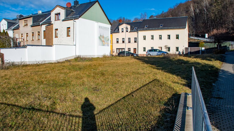 Die Freifläche an der Döbelner Straße, auf der einmal das „Deutsche Haus“ stand, wird von der Kommune veräußert. Damit können endlich die JVA-Garagen auf dem Gelände des Wertstoffhofs freigelenkt und dort mehr Platz geschaffen werden.