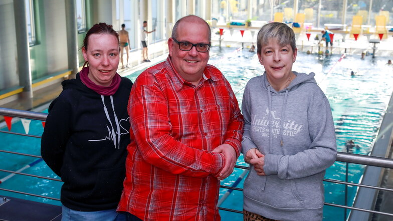 Thomas Findeisen, Trainer einer Behindertengruppe der Sportgemeinschaft Zittau-Süd, mit seinen beiden künftigen Assistentinnen Sandra Buchwald und Bianca Wilhelm.