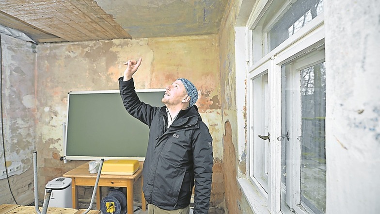 Unter den Tapeten im Erdgeschoss fand der 34-Jährige alte Malereien.