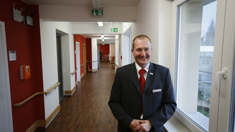 Als die Welt noch in Ordnung war: DRK-Vorstand und damaliger Heimleiter Rüdiger Neumann 2014 im Flur des neu eröffneten Pflegeheimes im Frauenburg-Karree.