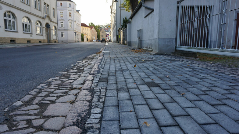Auf dem Fußweg Höhe Hafenstraße 41 wurden neue Betonsteine verlegt.
