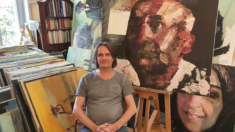 In seinem winzigen Atelier bewahrt Babak Nayebi unzählige Bilder auf. Dort entstand auch das Gemälde, das Aleko Adamia zeigt.
