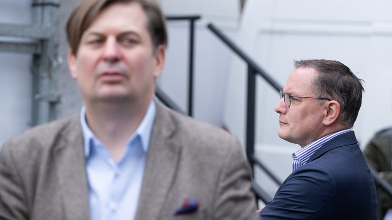 AfD-Chef Tino Chrupalla und Maximilian Krah, AfD-Spitzenkandidat für die Europawahl, stehen während einer Kundgebung ihrer Partei auf dem Schlossplatz in Dresden. Krah hatte Bystron den Verzicht auf Wahlkampfauftritte nahegelegt.