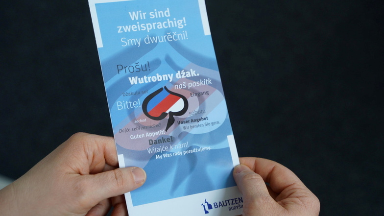 Der neue zweisprachige Handzettel soll Bautzener Händler und Gewerbetreibende dazu animieren, auch sorbische Beschriftungen zu nutzen.
