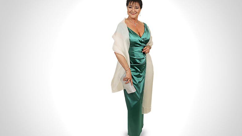 Ingrid Madlener aus Bamberg hat die Semperoper schon oft besucht – aber noch nie zum Ball. Für die Premiere hat sie eine Robe in ihrer Lieblingsfarbe gewählt: smaragdgrün.