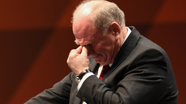 Uli Hoeneß kämpft bei seiner Rede mit den Tränen.