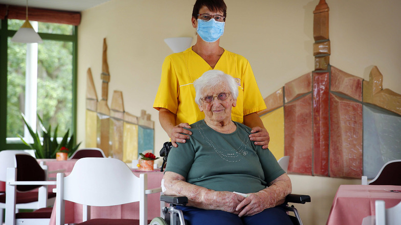 Fachpflegerin Ute Glowienka ist schon von Beginn an im Pflegeheim in Königsbrück dabei. Liebevoll kümmert sie sich unter anderem um Bewohnerin Hilde Lentschke, die seit dreieinhalb Jahren in dem Heim lebt.