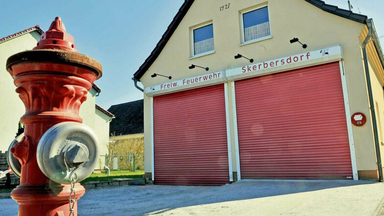 Das fast 50 Jahre alte Gerätehaus der Feuerwehr Skerbersdorf wird durch einen Neubau ersetzt. Noch laufen die Planungen. Klar ist schon, dass aus Kostengründen das alte Depot vorerst nicht abgerissen wird. Wie es künftig genutzt wird, ist noch offen.