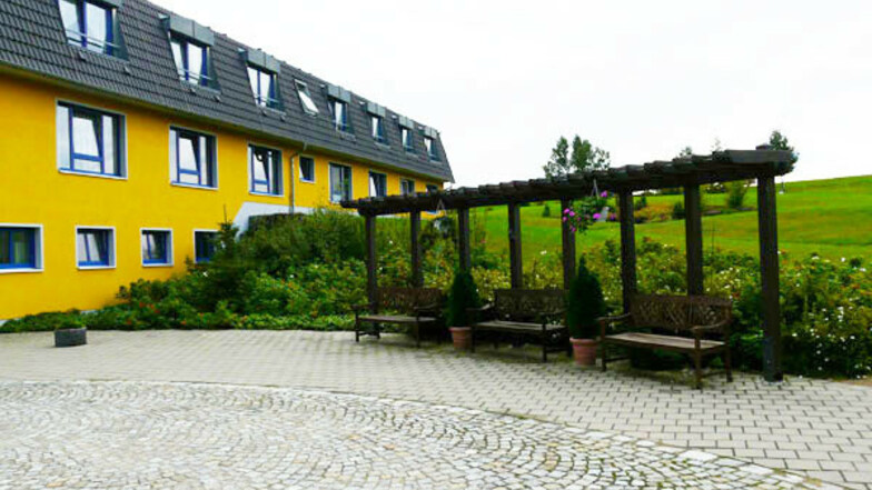 Idyllisch am Ortsrand gelegen und doch mitten im Leben: Das Haus Sonne am Schloßpark in Schönfeld ist ein wunderbarer Ort zum Leben und zum Arbeiten.
