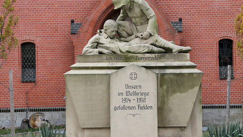 Da an Kriegerdenkmalen, wie in Bernsdorf vor der Johanneskirche, keine Veränderungen vorgenommen werden dürfen, wurde in Kirchen an einem speziellen Platz eine andere Möglichkeit geschaffen, der im 2. Weltkrieg Gefallenen zu Gedenken.
