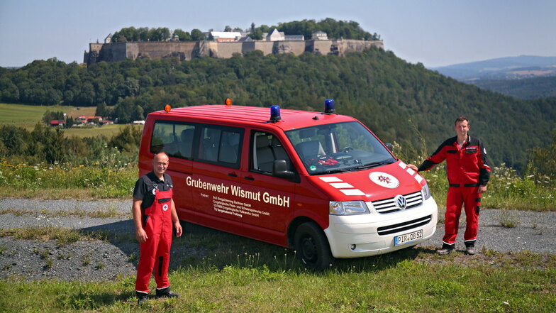 Das Grubenwehrfahrzeug vor dem Hausberg der Königsteiner Wismut mit Wehrleiter Marcel Herzog (r.) und Gerätewart Ronny Rietschel.