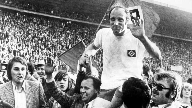 Frenetisch gefeiert wird Uwe Seeler 1972 nach seinem Abschiedsspiel im Volksparkstadion in Hamburg.