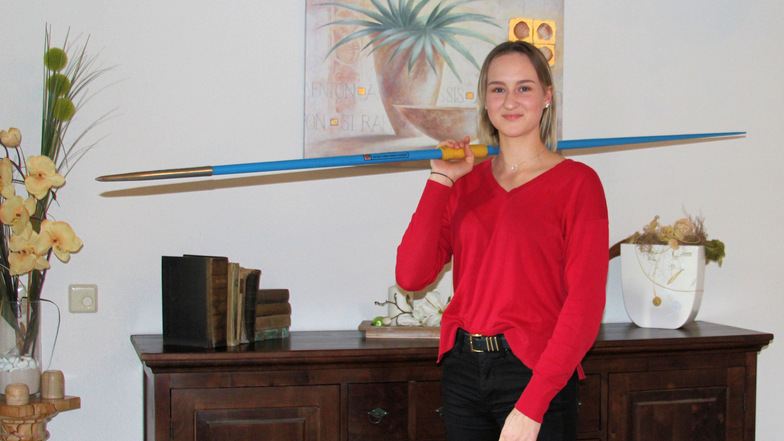 Lea Paulsen mit einem 500-Gramm-Speer – ihrem Lieblings-Sportgerät – in der heimischen Stube in Steina. Am Sonnabend startet die 16-Jährige bei den Deutschen Winterwurf-Meisterschaften.