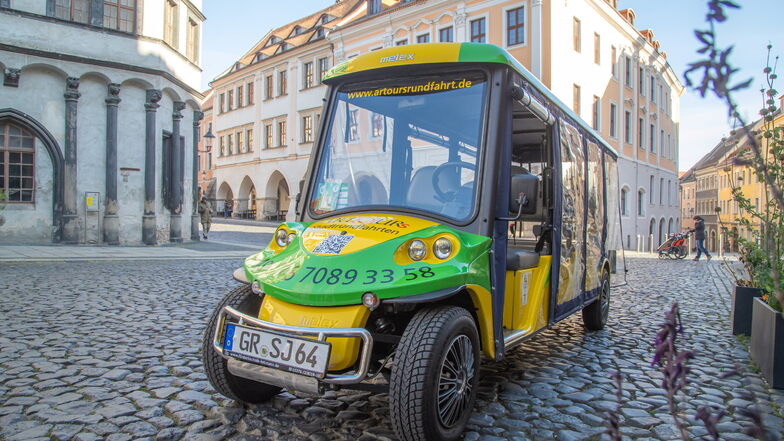 Das Elektromobil ist in den sächsischen Landesfarben gehalten. Es bietet Platz für sieben Fahrgäste und fährt völlig lautlos.