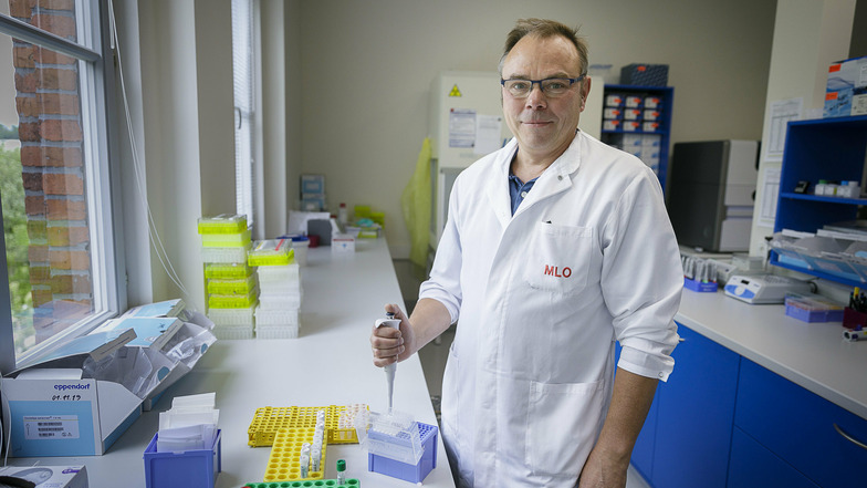 Dr. Roger Hillert vom Medizinischen Labor Ostsachsen kennt sich mit Viren aus wie kaum jemand anderes in Görlitz.