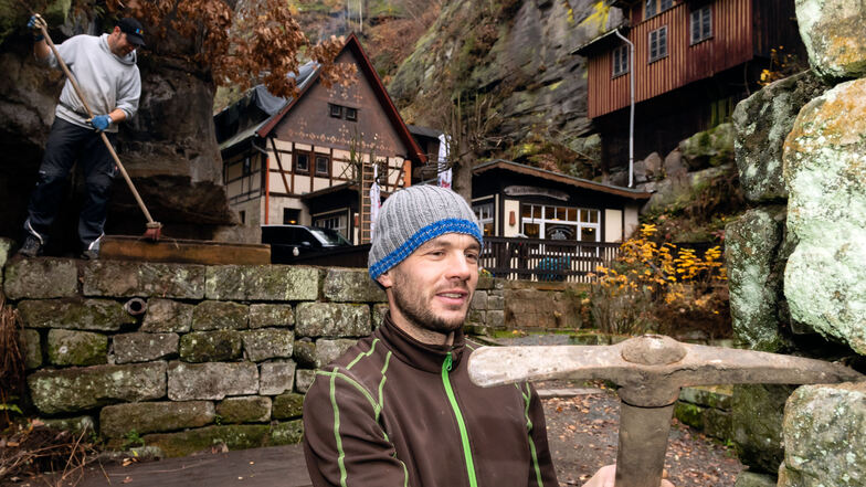 Arbeitseinsatz an der Rathewalder Mühle. Fabian Eisold befreit die Felsen von Wildwuchs.