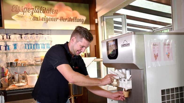 Robin Röthig bietet auch Soft-Eis an - die kleine Portion kostet 2 Euro, die große 3,50 Euro.