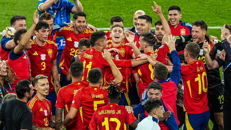 Spaniens Spieler jubeln nach dem Abpfiff.